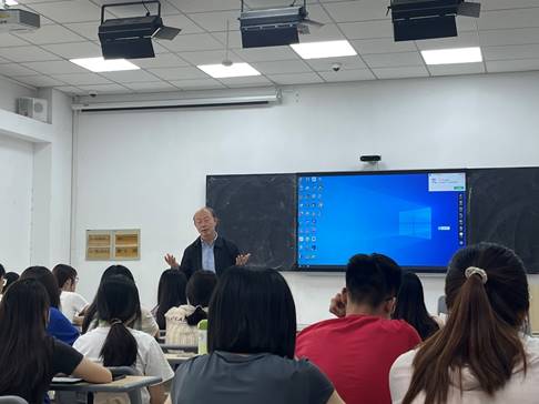 一群人在台上演讲 AI 生成的内容可能不正确。