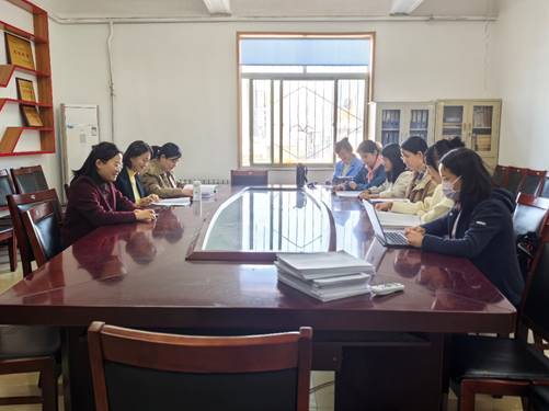 几个人在桌子前 AI 生成的内容可能不正确。